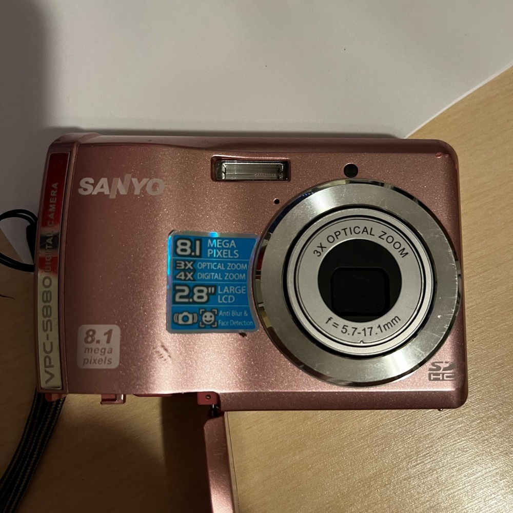 Sanyo camera! Pink no rust in battery chamber works perfectly with batteries